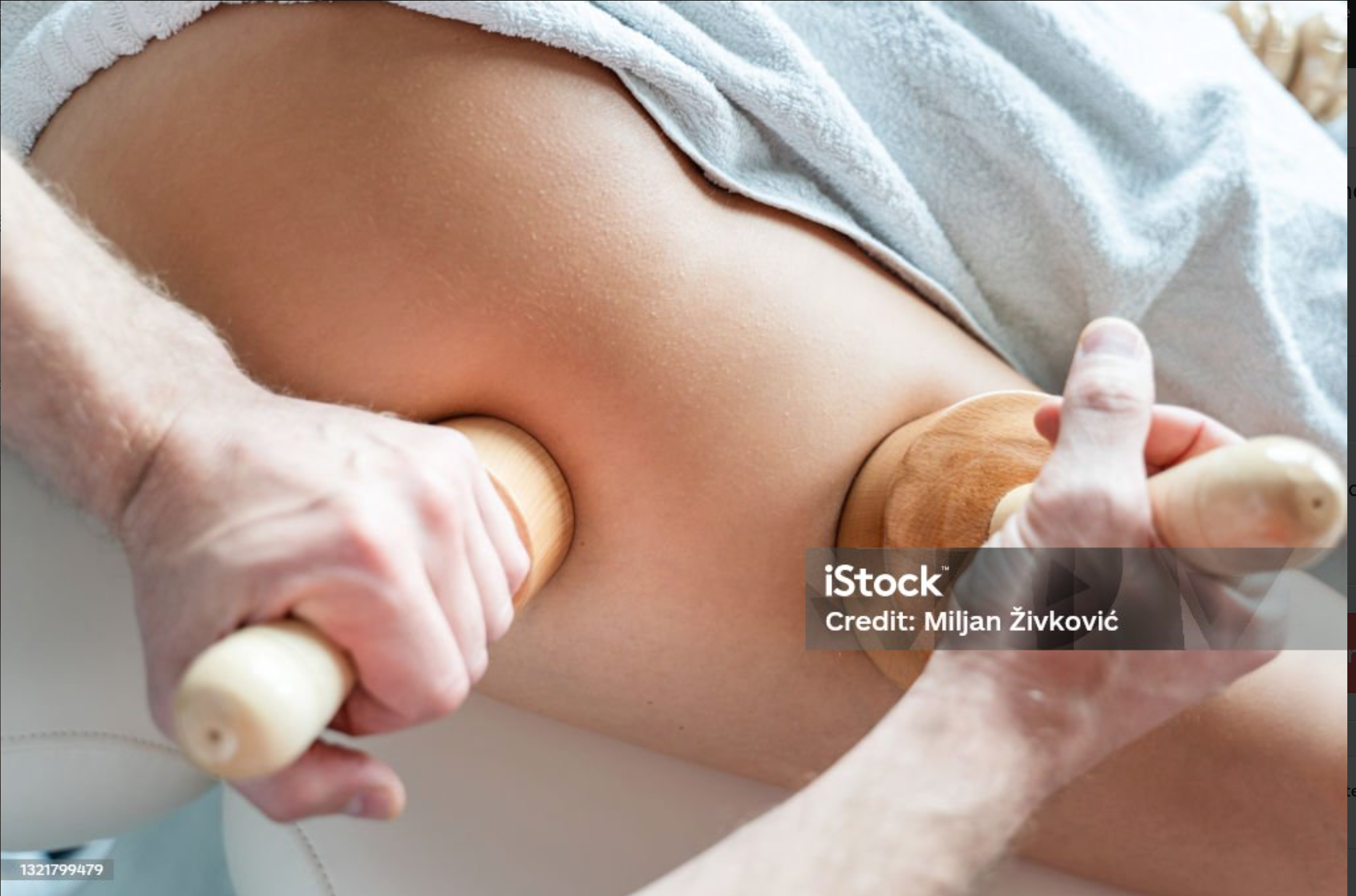 Faszientherapie Hamburg – Therapeut löst verklebte Faszien am Rücken einer Patientin